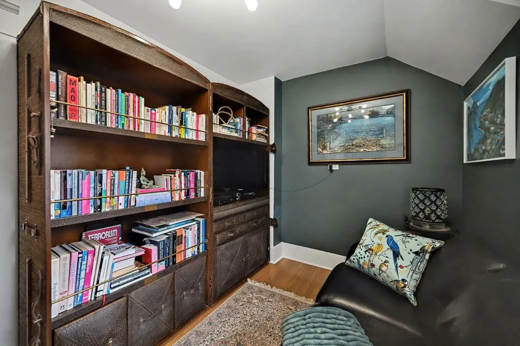 223 2 Avenue NE Calgary AB T2E 0E3