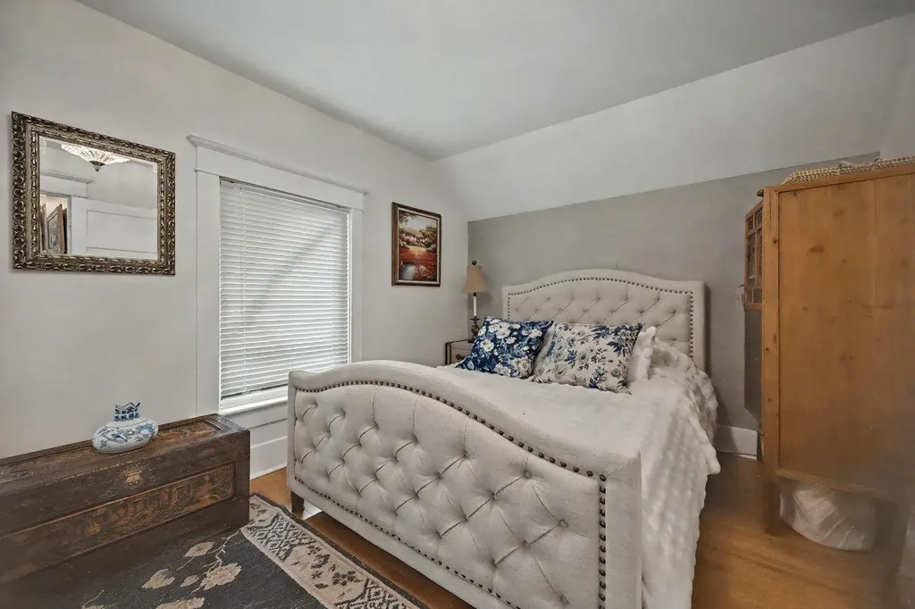 223 2 Avenue NE Calgary AB T2E 0E3
