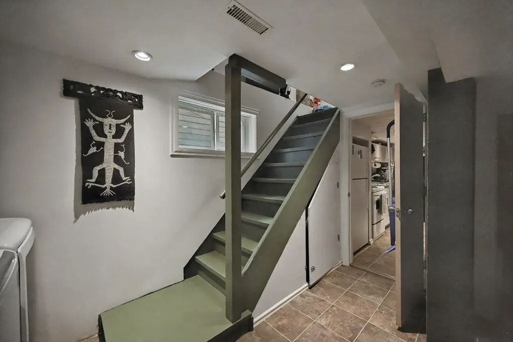 223 2 Avenue NE Calgary AB T2E 0E3