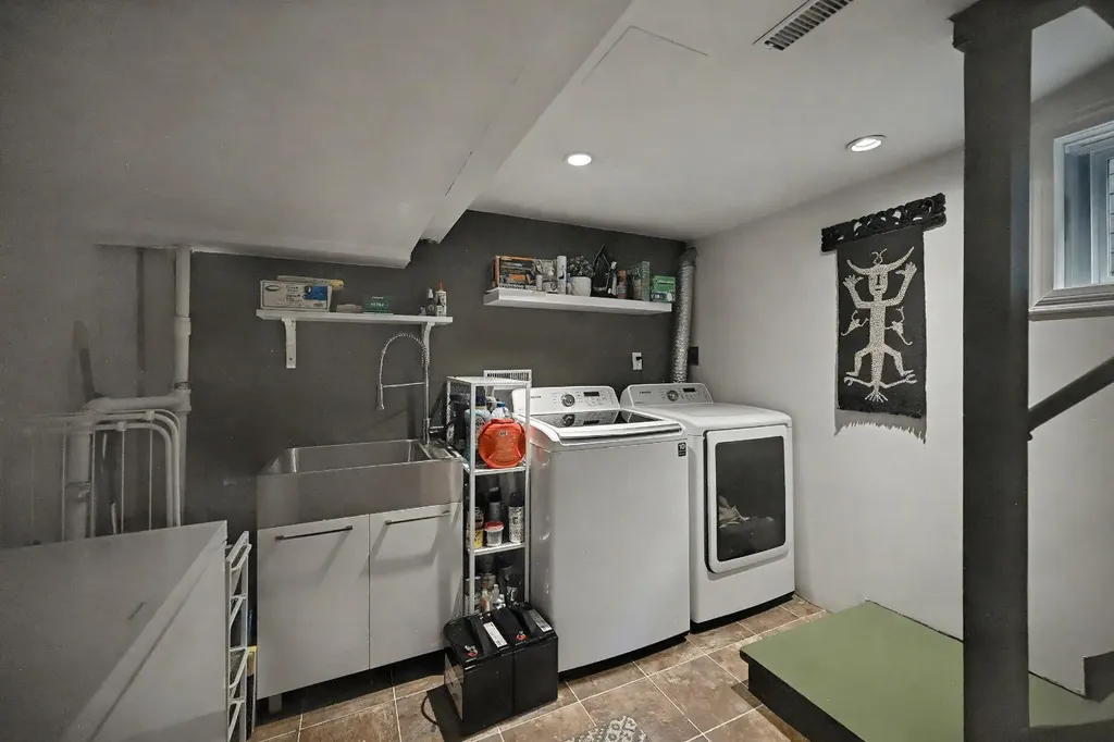 223 2 Avenue NE Calgary AB T2E 0E3