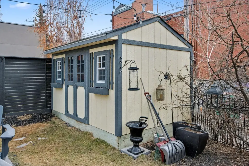 223 2 Avenue NE Calgary AB T2E 0E3