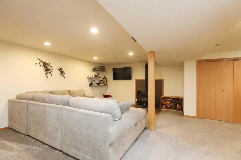 418 12 Avenue N Lethbridge AB T1H 1P3