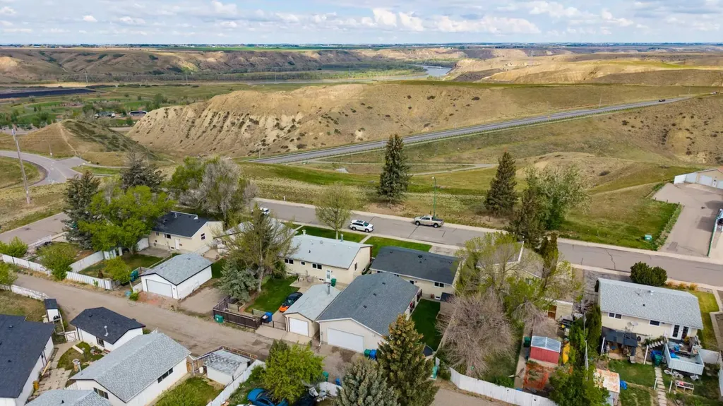 418 12 Avenue N Lethbridge AB T1H 1P3