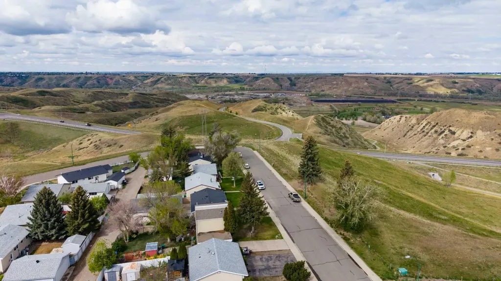 418 12 Avenue N Lethbridge AB T1H 1P3