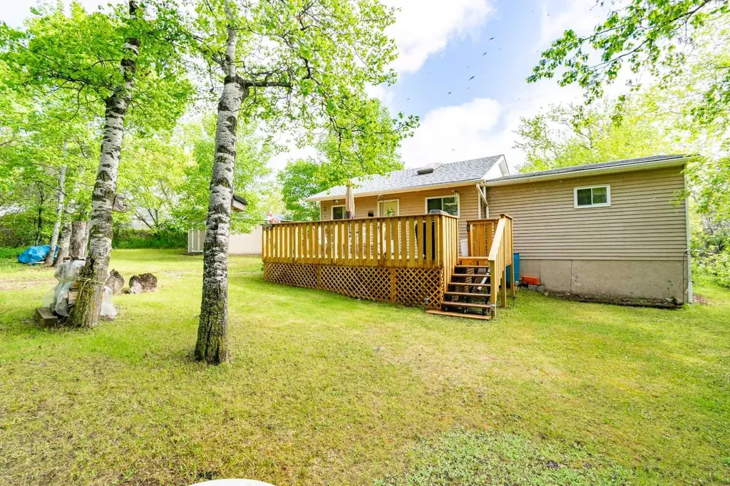 14 & 16 4 Street White Sands AB T0C 2L0