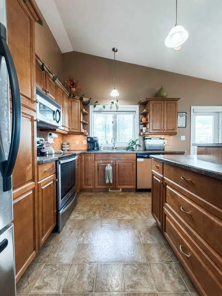 6710 43 Ave Close Stettler AB T4K 1K6
