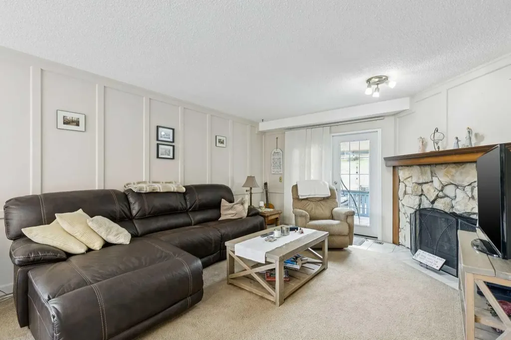 323 Ranchview Place NW Calgary AB T3G 1J8