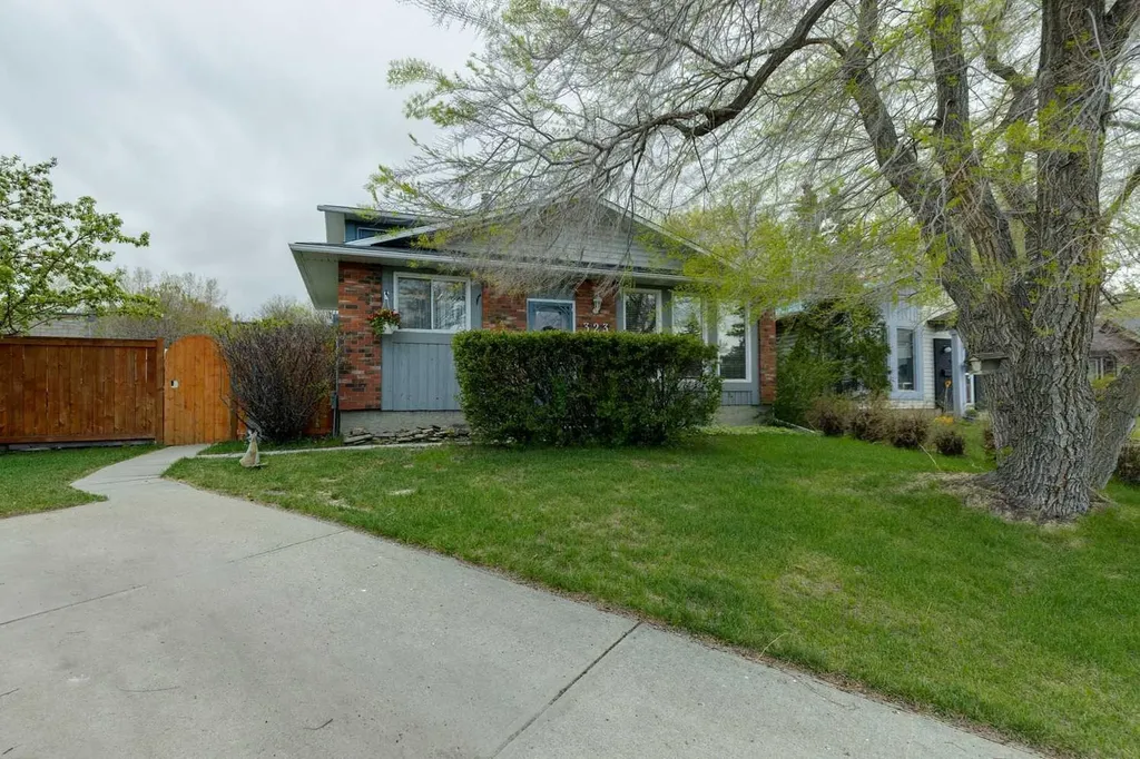 323 Ranchview Place NW Calgary AB T3G 1J8