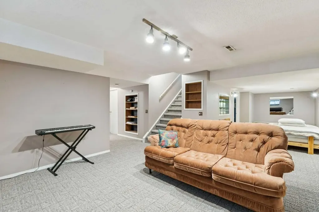 323 Ranchview Place NW Calgary AB T3G 1J8