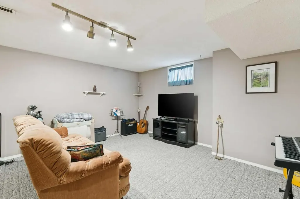 323 Ranchview Place NW Calgary AB T3G 1J8