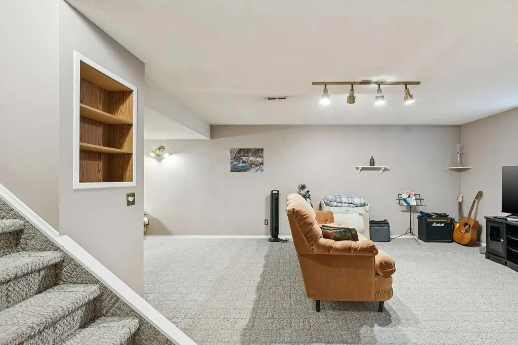 323 Ranchview Place NW Calgary AB T3G 1J8