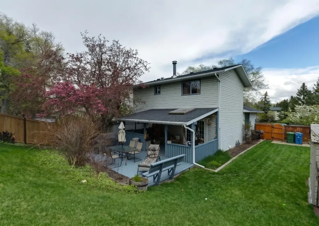 323 Ranchview Place NW Calgary AB T3G 1J8