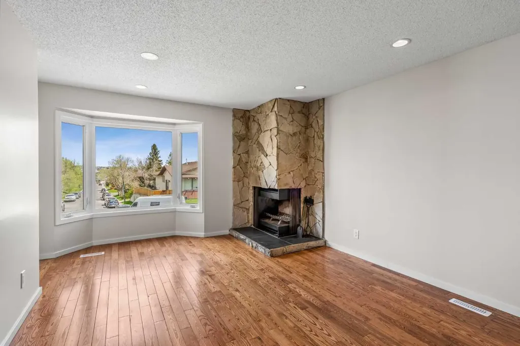 124 Bergen Crescent NW Calgary AB T3K1J8