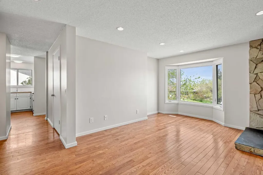 124 Bergen Crescent NW Calgary AB T3K1J8