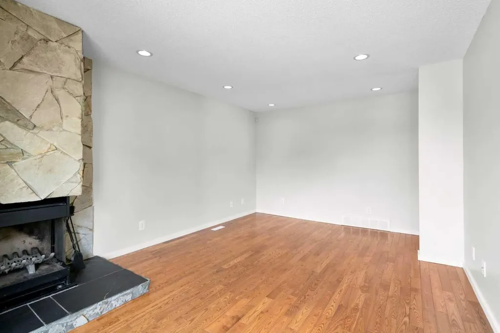124 Bergen Crescent NW Calgary AB T3K1J8