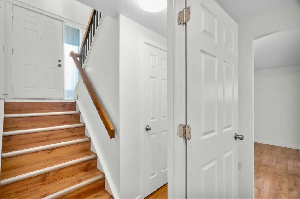 124 Bergen Crescent NW Calgary AB T3K1J8