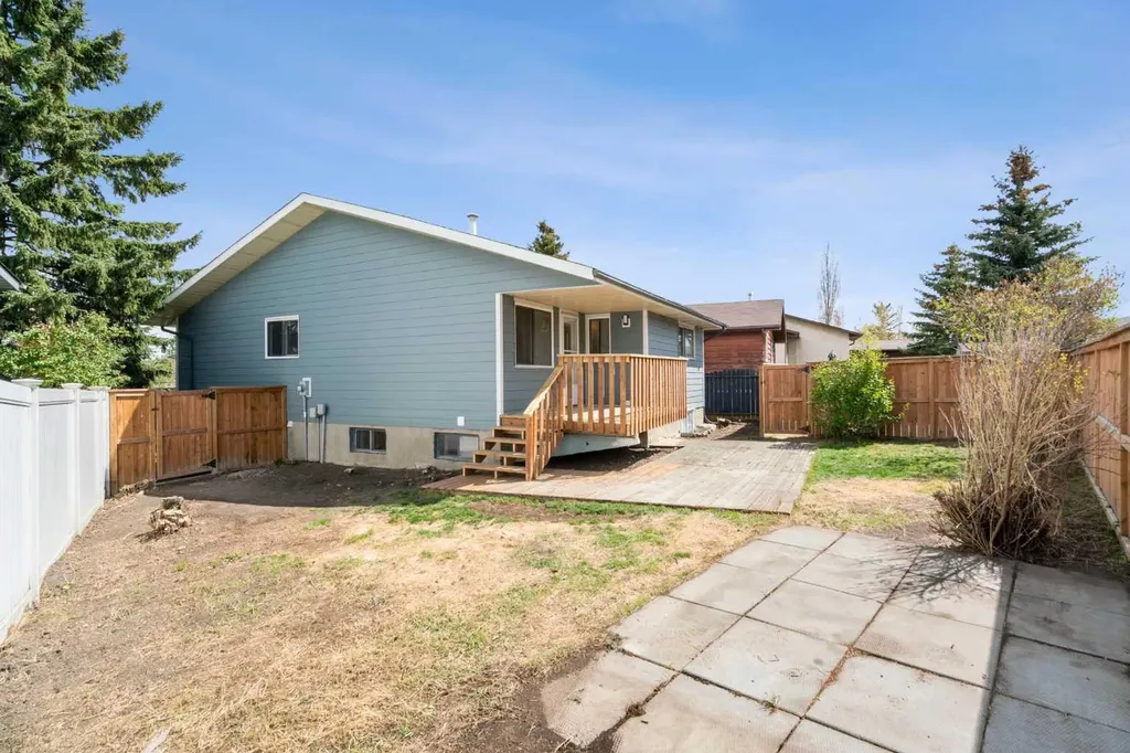 124 Bergen Crescent NW Calgary AB T3K1J8