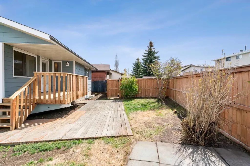 124 Bergen Crescent NW Calgary AB T3K1J8
