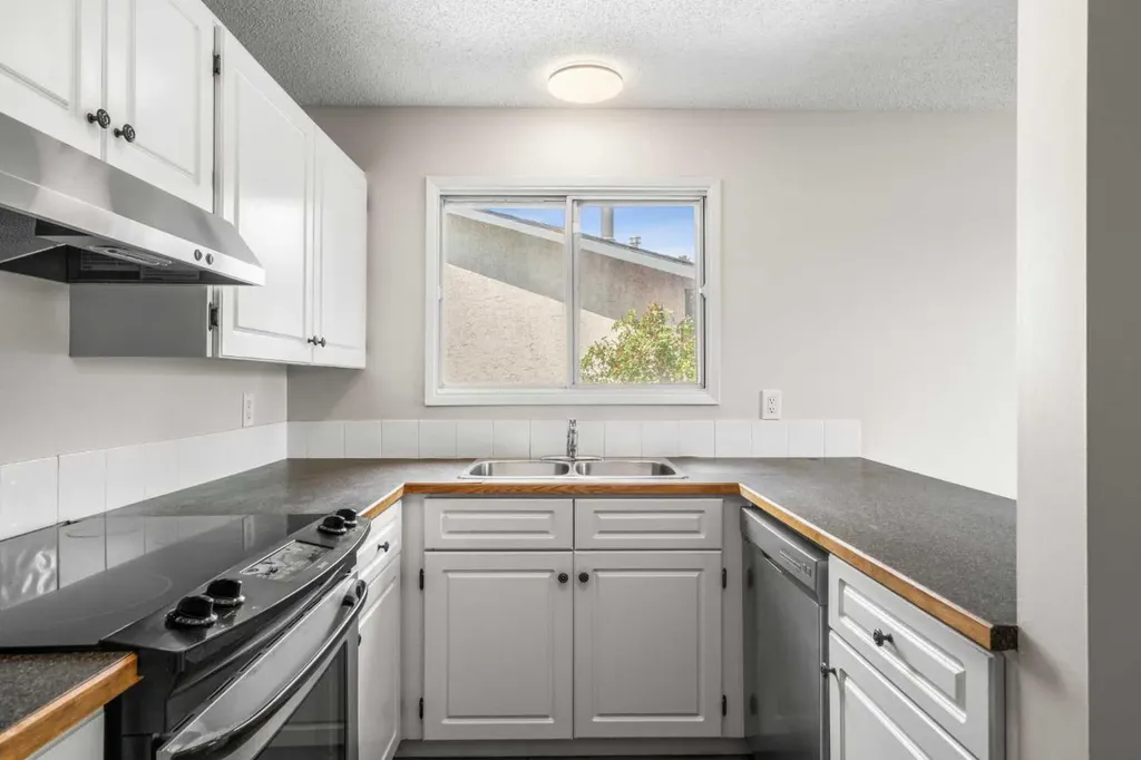 124 Bergen Crescent NW Calgary AB T3K1J8