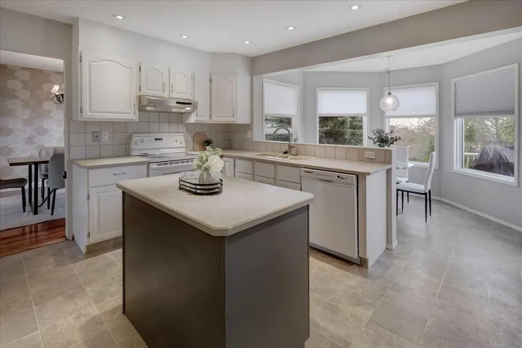 12 Signal Ridge Court SW Calgary AB T3H 3G1