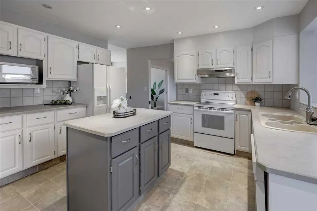 12 Signal Ridge Court SW Calgary AB T3H 3G1