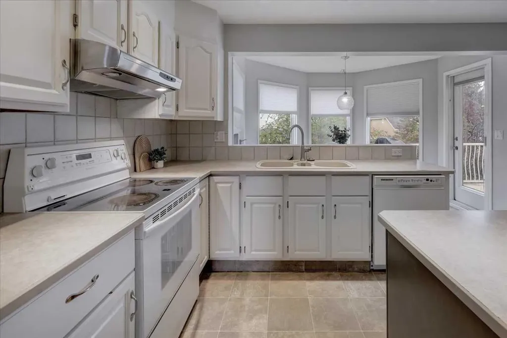 12 Signal Ridge Court SW Calgary AB T3H 2J7