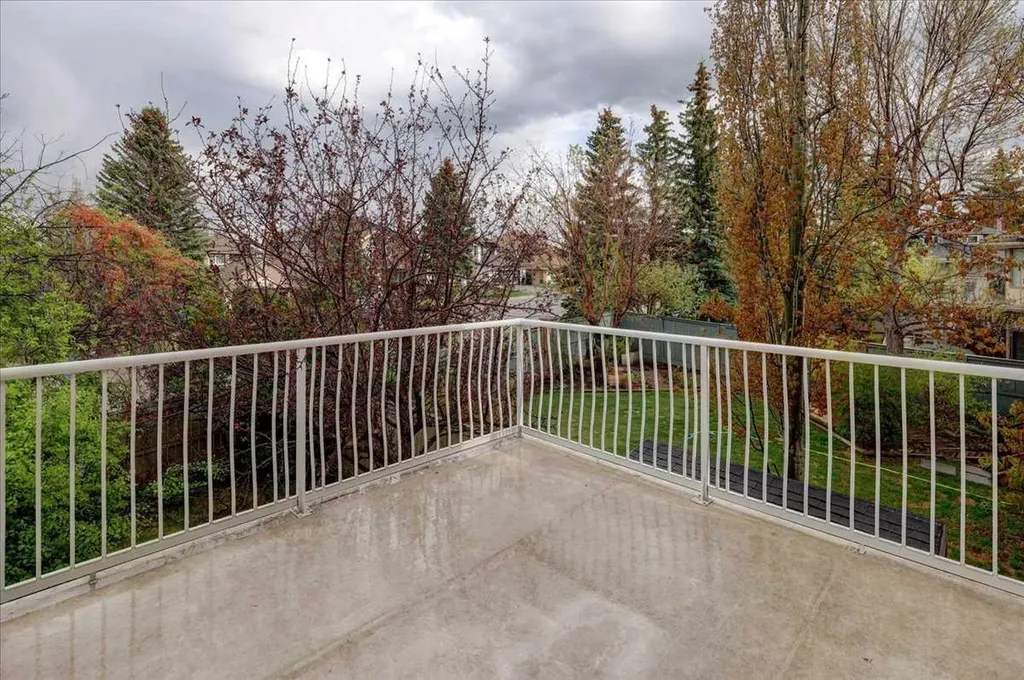 12 Signal Ridge Court SW Calgary AB T3H 3G1