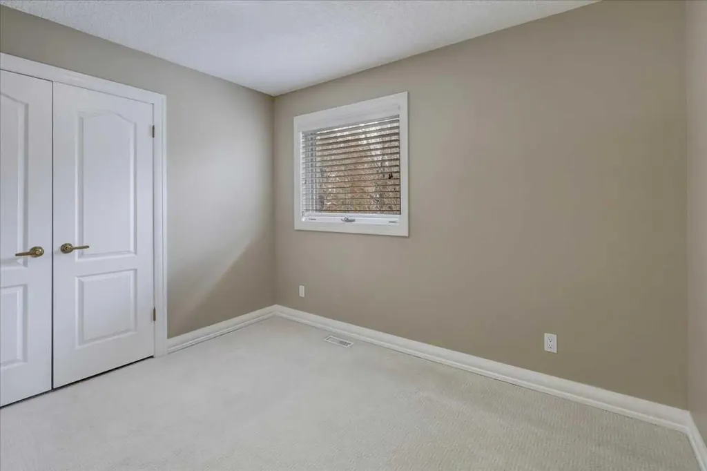 12 Signal Ridge Court SW Calgary AB T3H 3G1