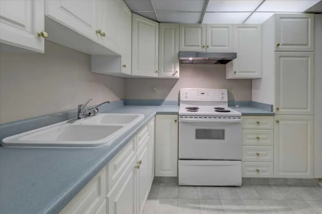 12 Signal Ridge Court SW Calgary AB T3H 2J7