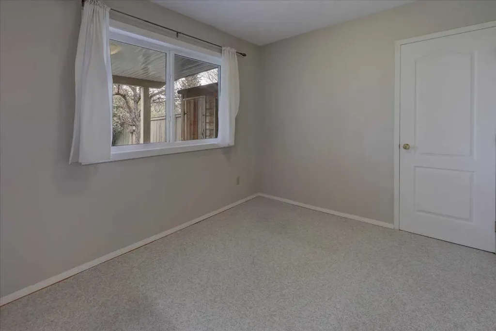 12 Signal Ridge Court SW Calgary AB T3H 2J7