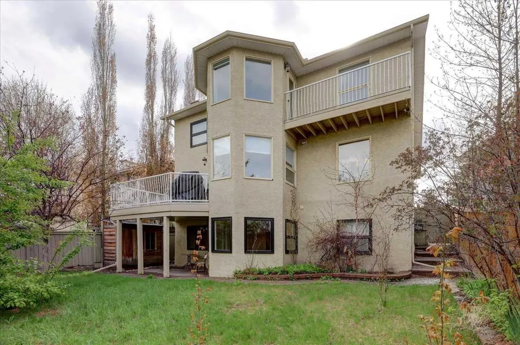 12 Signal Ridge Court SW Calgary AB T3H 2J7