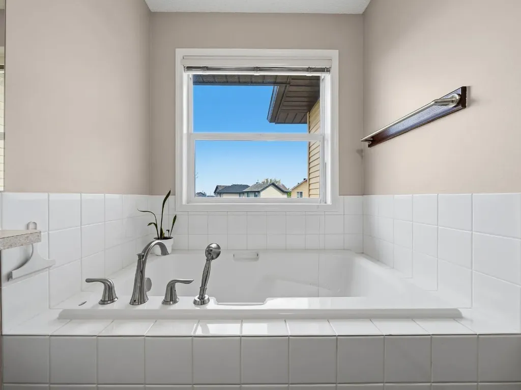 28 Cranberry Lane SE Calgary AB T3M0L5