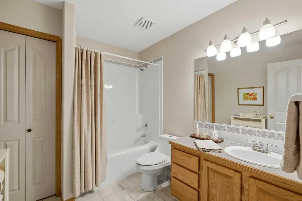 27 Strathmore Lakes Crescent Strathmore AB T1P 1L7