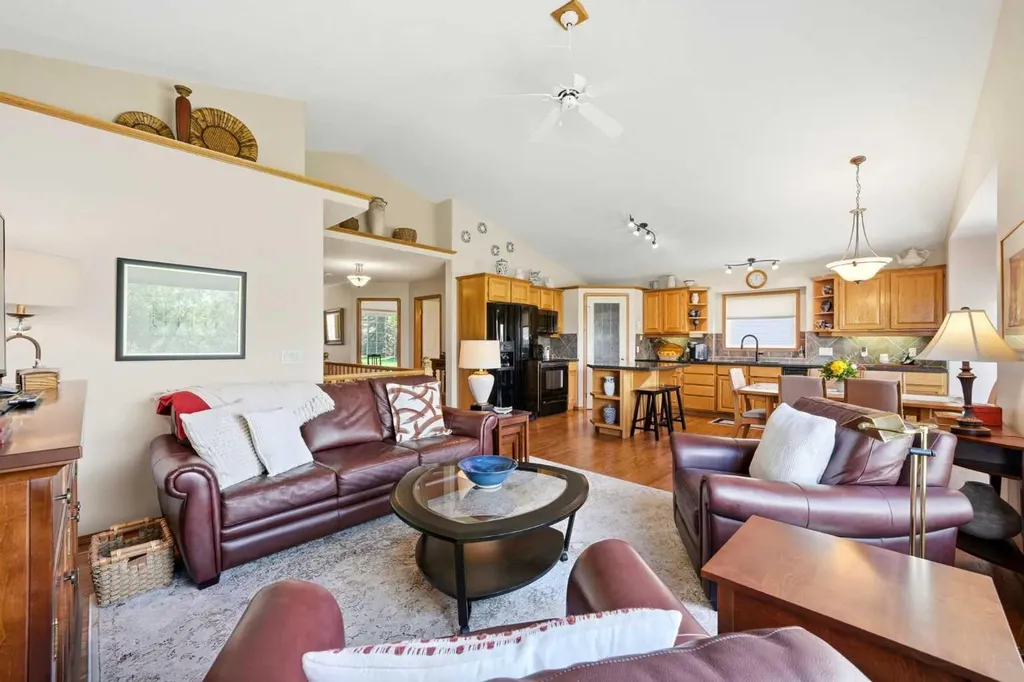 27 Strathmore Lakes Crescent Strathmore AB T1P 1L7