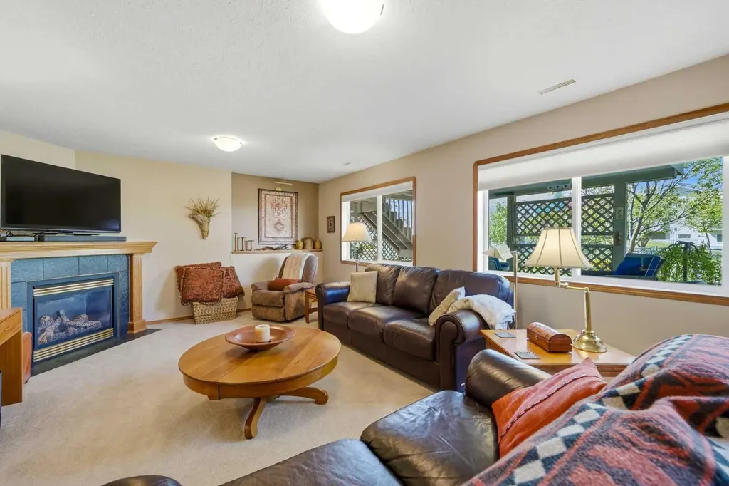 27 Strathmore Lakes Crescent Strathmore AB T1P 1L7