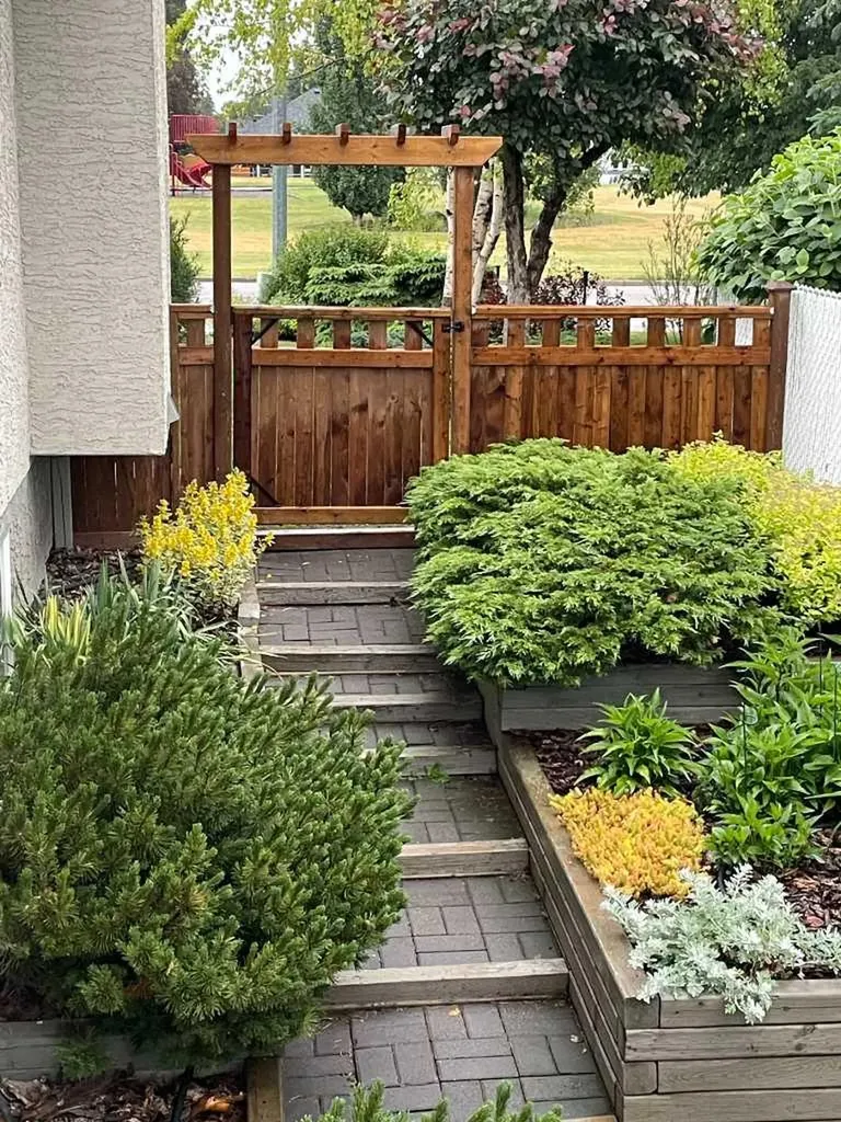27 Strathmore Lakes Crescent Strathmore AB T1P 1L7