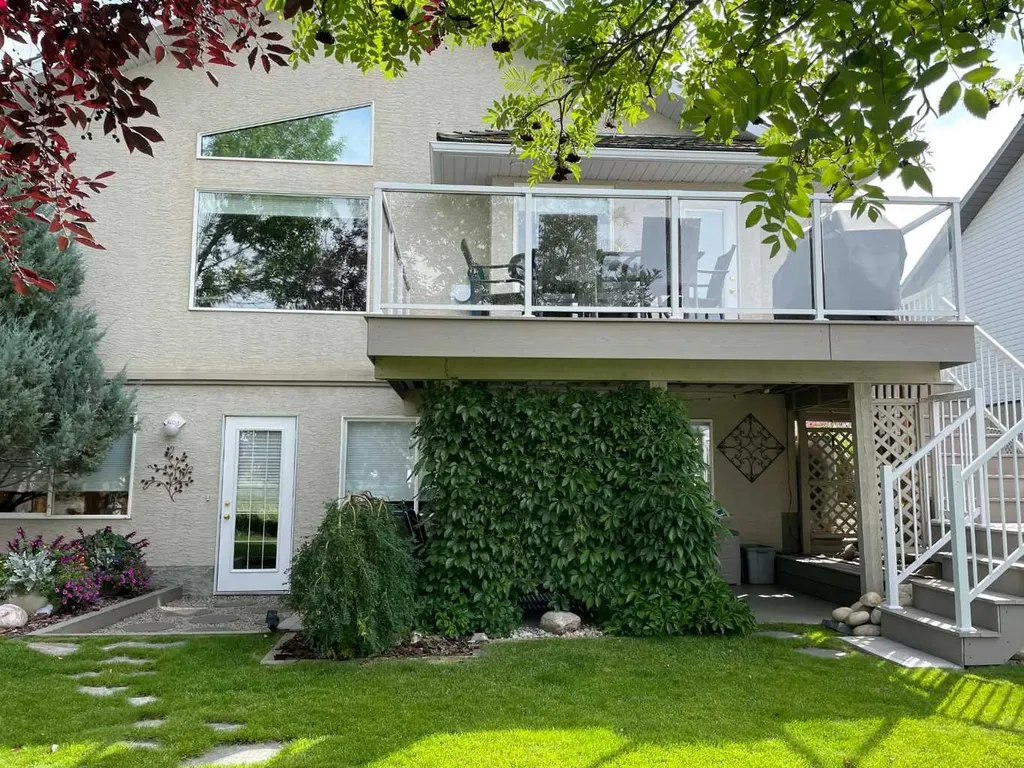 27 Strathmore Lakes Crescent Strathmore AB T1P 1L7