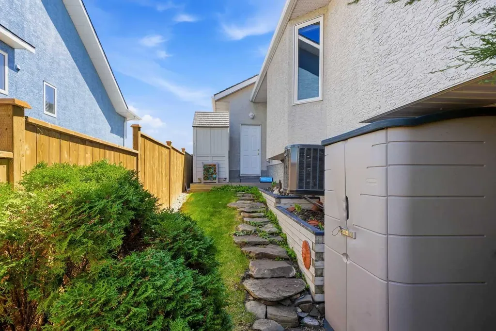 27 Strathmore Lakes Crescent Strathmore AB T1P 1L7