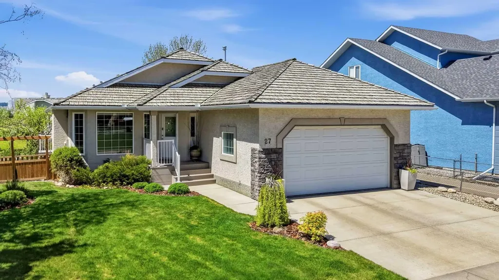 27 Strathmore Lakes Crescent Strathmore AB T1P 1L7