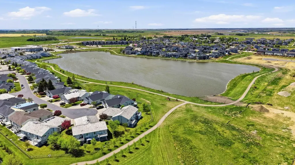 27 Strathmore Lakes Crescent Strathmore AB T1P 1L7