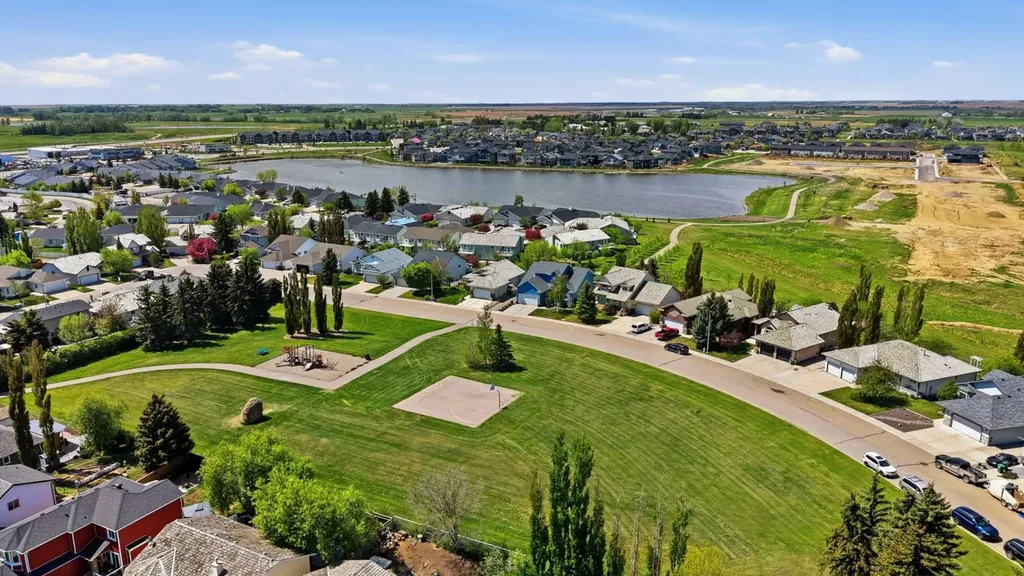 27 Strathmore Lakes Crescent Strathmore AB T1P 1L7