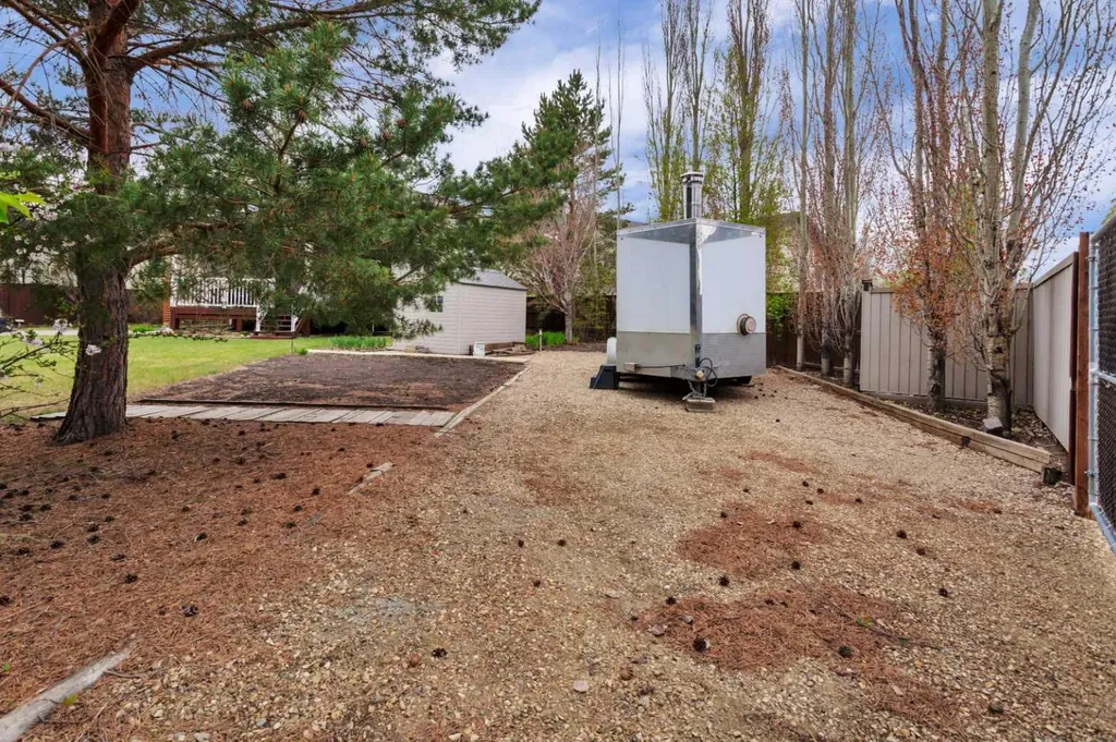 35 Lang Close Red Deer AB T4R 3N3