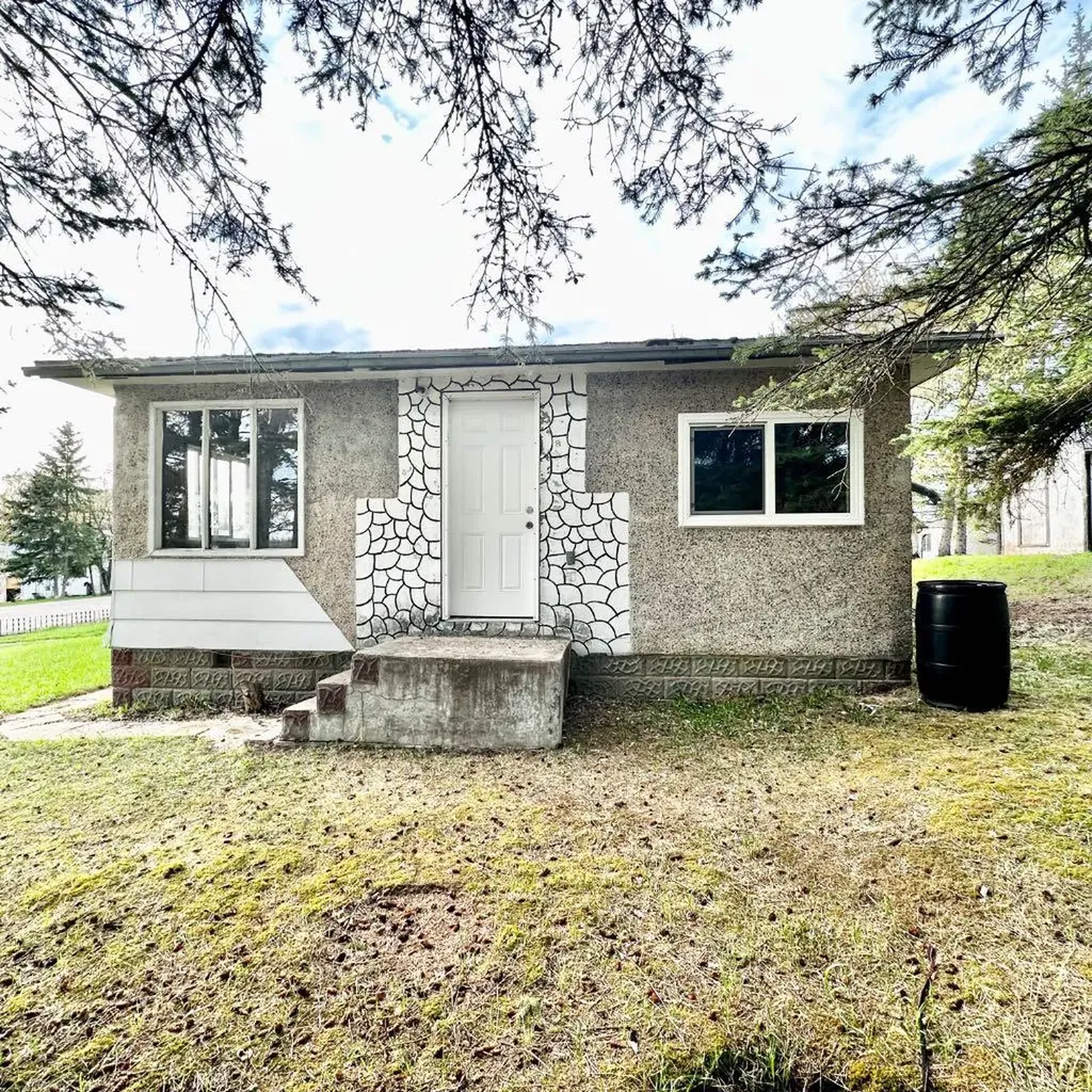 905 & 909 10th Street Hylo AB T0A 1Z0