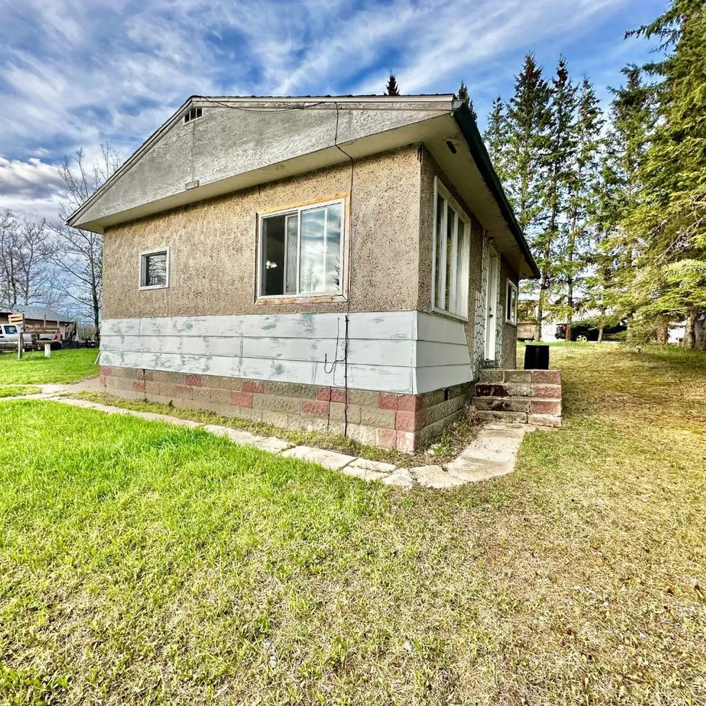 905 & 909 10th Street Hylo AB T0A 1Z0