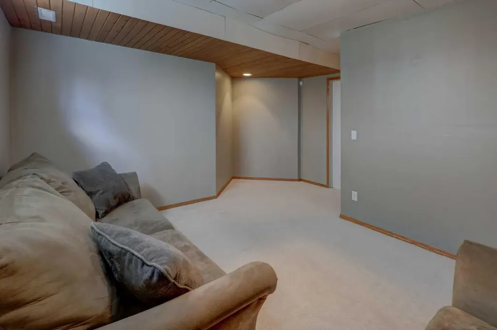 9982 Hidden Valley Drive NW Calgary AB T3A 5G6