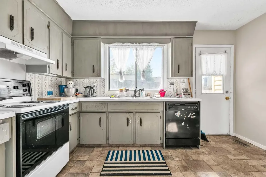 140 Dalhousie Road NW Calgary AB T3A 2H1