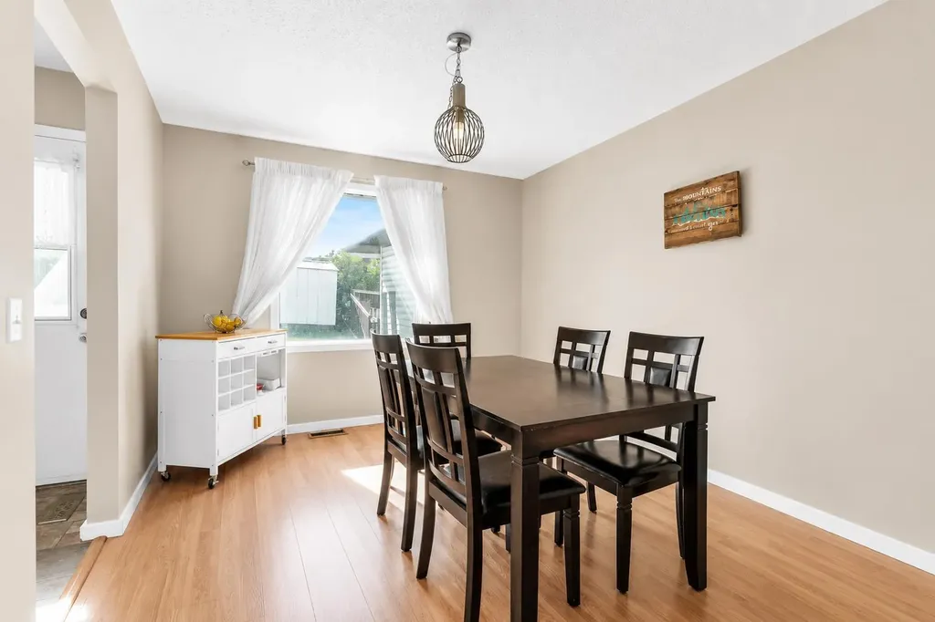 140 Dalhousie Road NW Calgary AB T3A 2H1