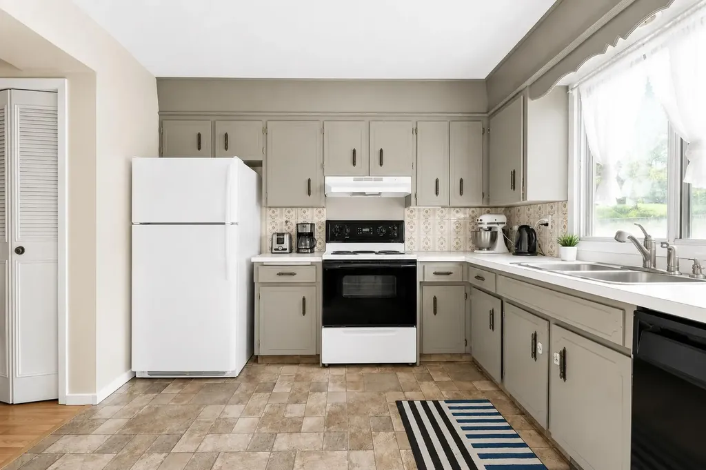 140 Dalhousie Road NW Calgary AB T3A 2H1