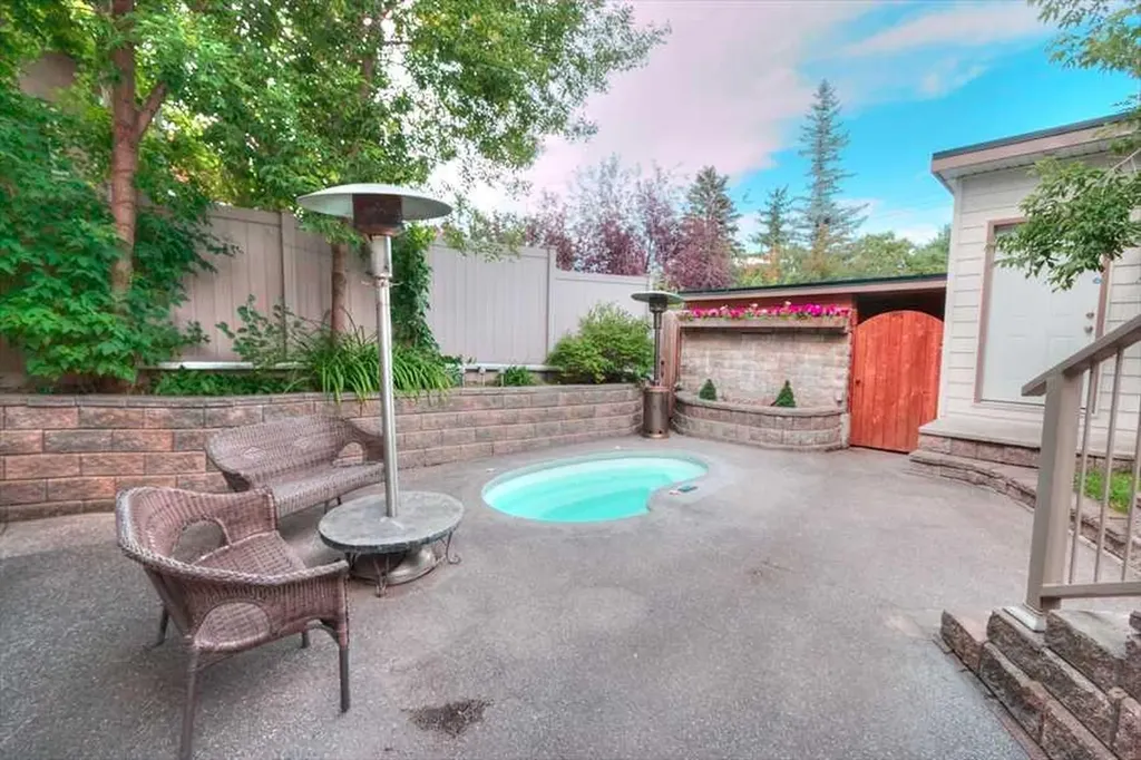 1604 Scotland Street SW Calgary AB T3C 2L5