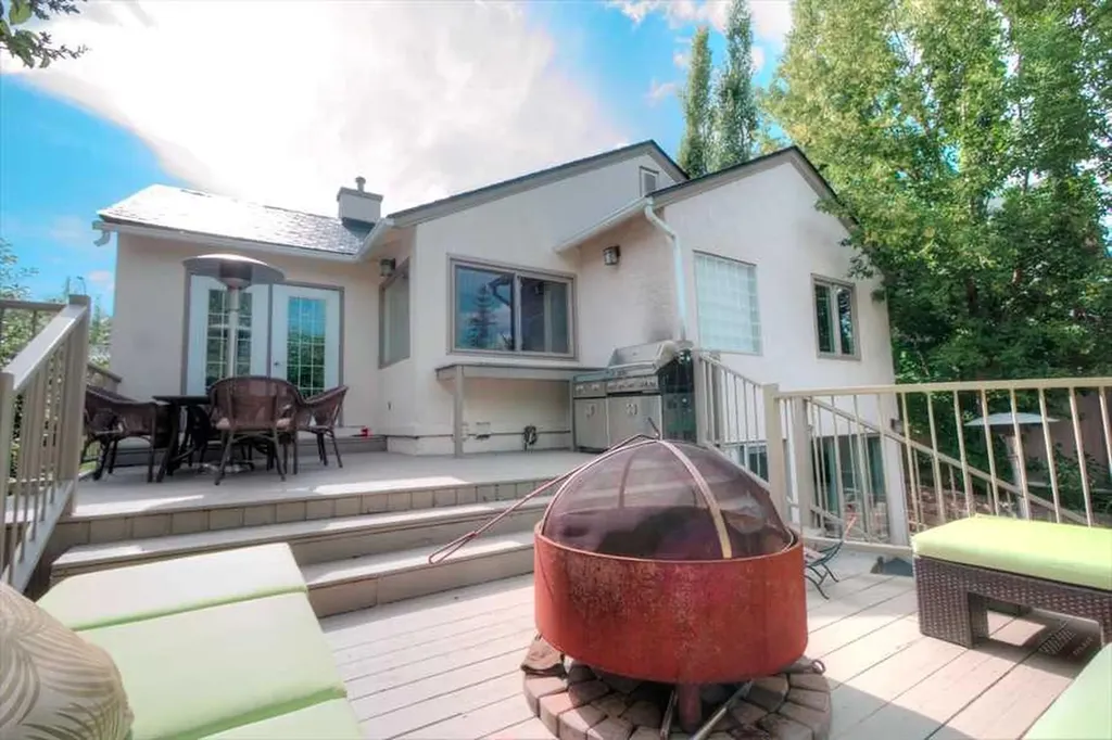 1604 Scotland Street SW Calgary AB T3C 2L5